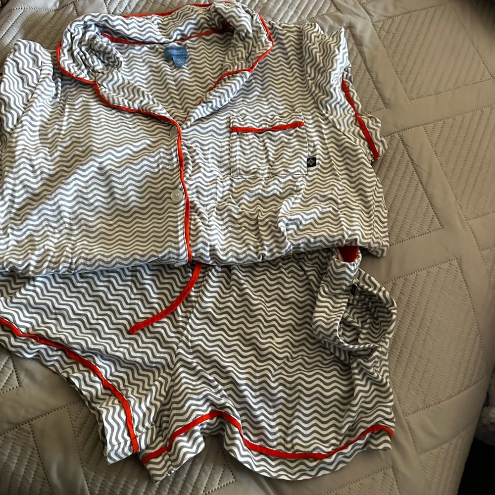 Cute button up short sleeve shirt with shorts with pockets, extra large